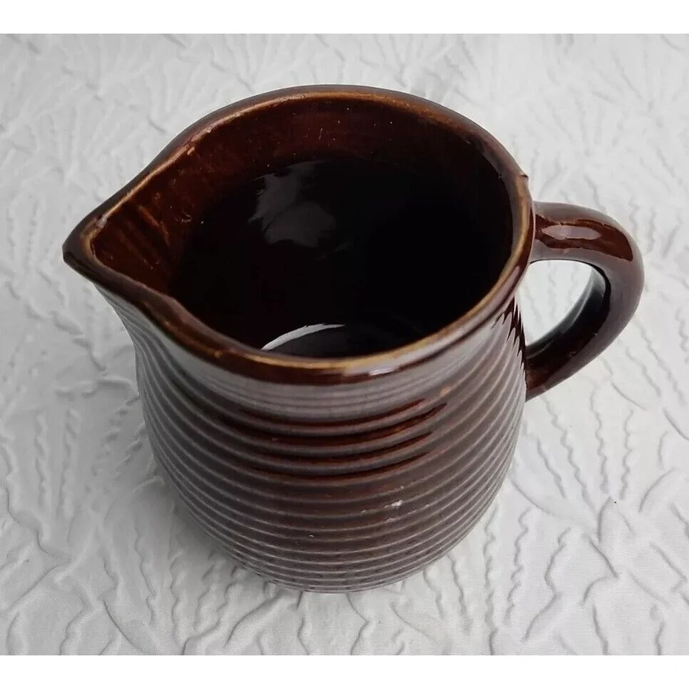VINTAGE WESTERN STONEWARE‎ MAPLE LEAF Beehive Design MILK PITCHER